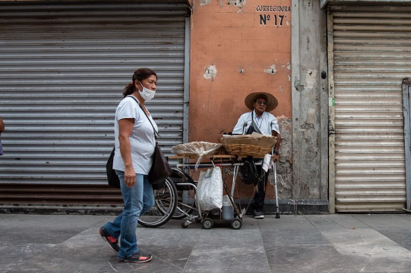 El señor Paulino vende pan Campechano, oreja y polvoron; 4 piezas por 10 pesos en la calle Corregidora Josefa Ortíz de Domínguez esquina Correo Mayor en el Centro Histórico a una cuadra del Palacio Nacional. El y su esposa todos los días vienen desde