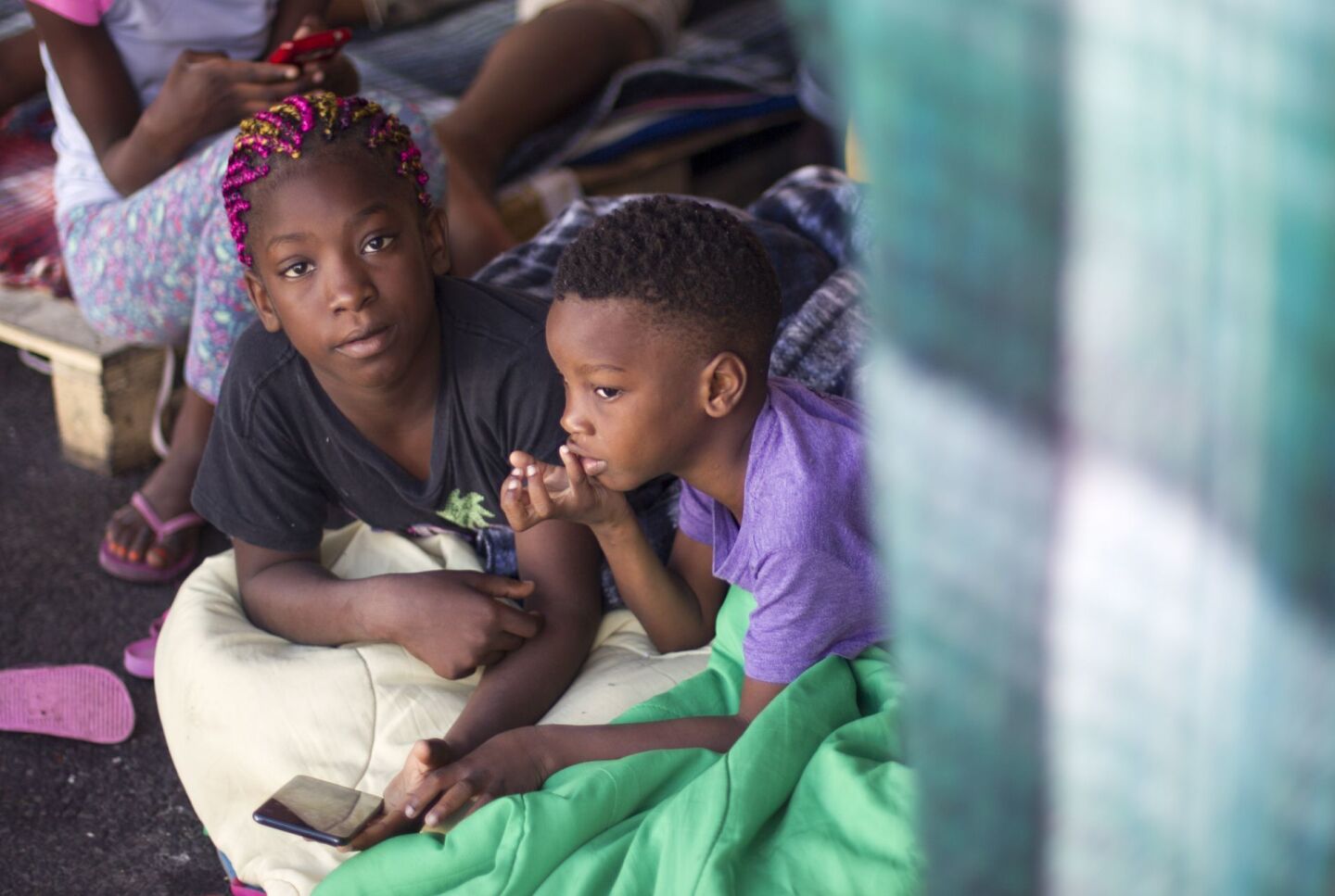 Cientos de niños haitianos ocupan el campamento en las afueras del albergue Casa INDI para migrantes en Monterrey.