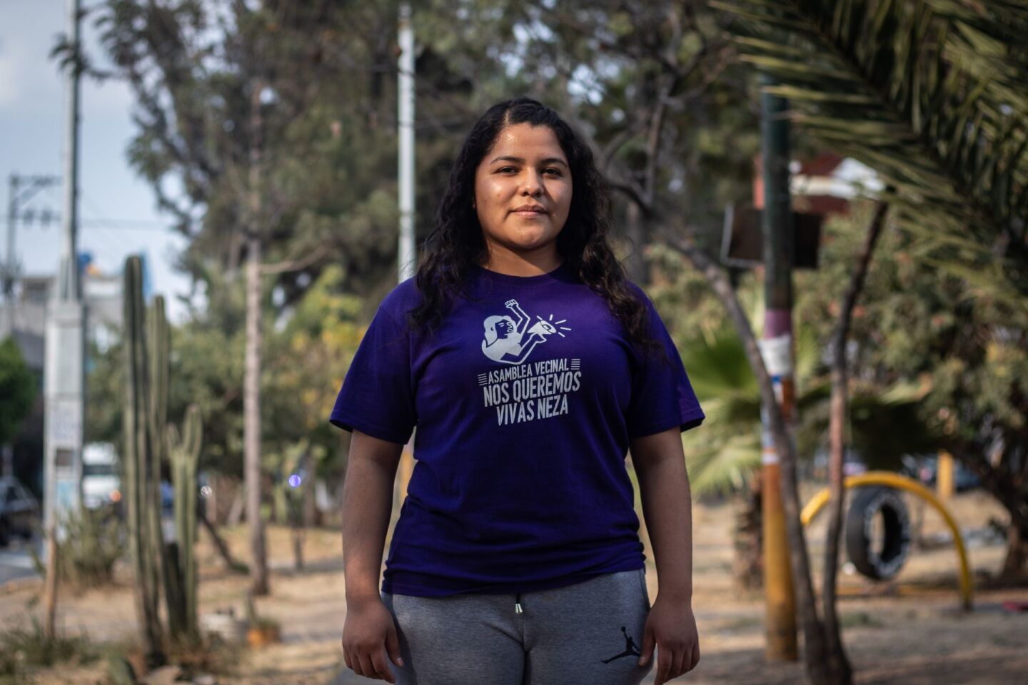 Roxana Ruiz, mujer indígena de 22 años y madre de un pequeño de 4 años pasó nueve meses en la cárcel acusada de homicidio por asesinar en defensa propia a su violador. Acompañada de colectivas feministas del Estado de México logró salir del penal Bordo de Xochiaca. Ahora puede seguir su proceso en libertad, pero no puede tener un empleo formal ya que necesita tener disponibilidad para ir a firmar citas en la penal. Roxana ha decidido ser parte de la colectiva Nos queremos Vivas Neza que la acompañó en este proceso. Roxana desea apoyar a otras mujeres, por ahora vende playeras junto con sus compañeras para sustentar sus gastos de proceso jurídico.