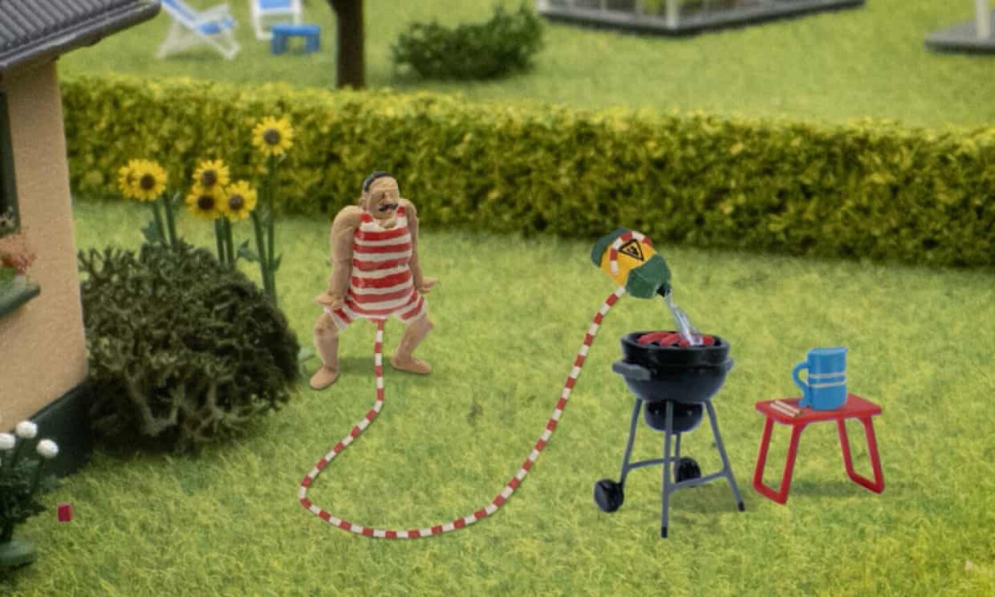 3425