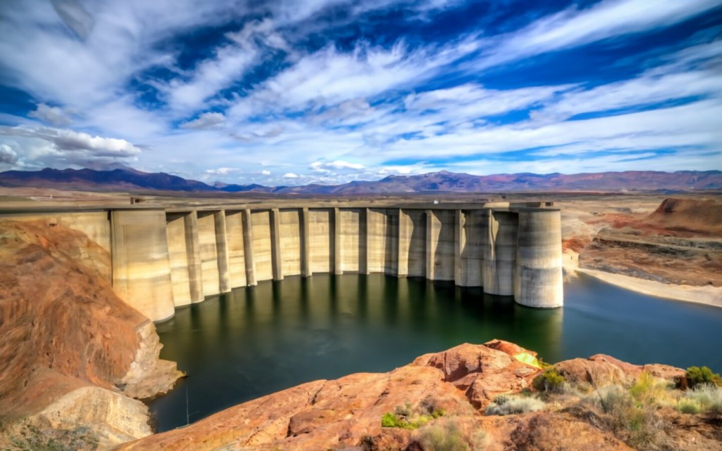 presa a-striking-photograph-of-an-almost-empty-dam-with--IhfDnYUuS4KjTwgCGwuQ4g-d9392uumTDO7yOLVZNsDkA-.jpeg