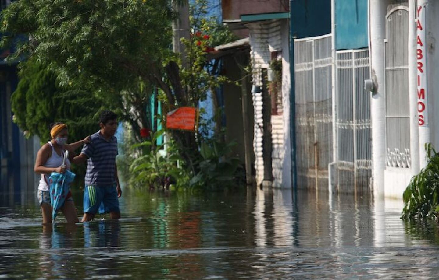 Decenas de familias, sufren las afectaciones del incremento de los niveles del Río Grijalva y la laguna la Encantada en Tabasco.