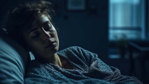 mujer-duerme-habitacion-oscura-manta-azul-cabeza