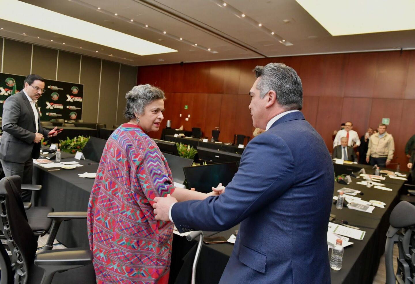 Alejandro Moreno Cárdenas llegó a la plenaria de los Senadores del PRI, por lo que el coordinador Miguel Ángel Osorio Chong se retiró de la reunión al señalar que el dirigente tricolor no había sido invitado al encuentro, mientras que "Alito" afirmó que el fue porque la mayoría de los senadores tricolores lo habían invitado.