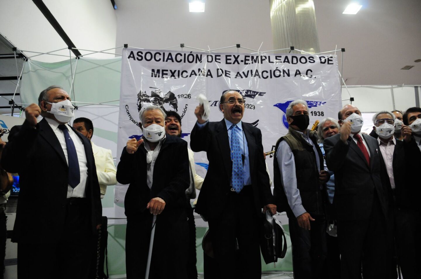 Jubilados de Mexicana de Aviación celebran los 100 años de la empresa.