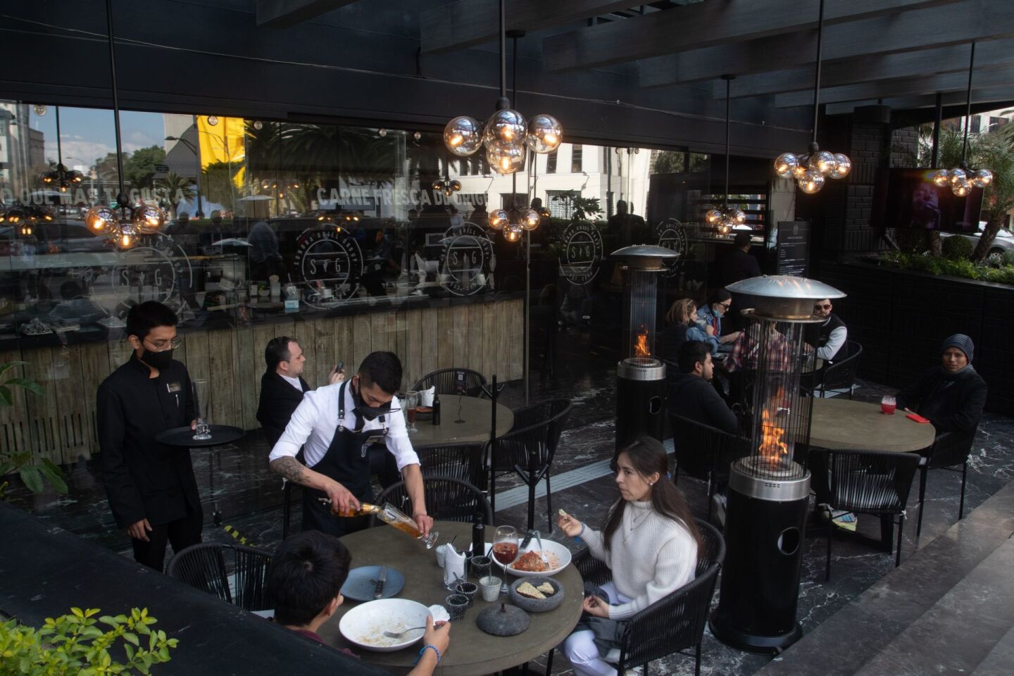 El restaurante Sonora Grill reabrió su servicio para que los clientes adquieran sus alimentos en los establecimientos a pesar de que la capital se mantiene en Semáforo Rojo