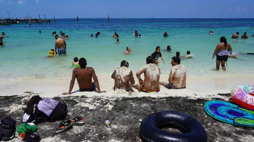 La Playa Tortugas se encuentra atestada de turistas en el marco de la vacaciones de verano.