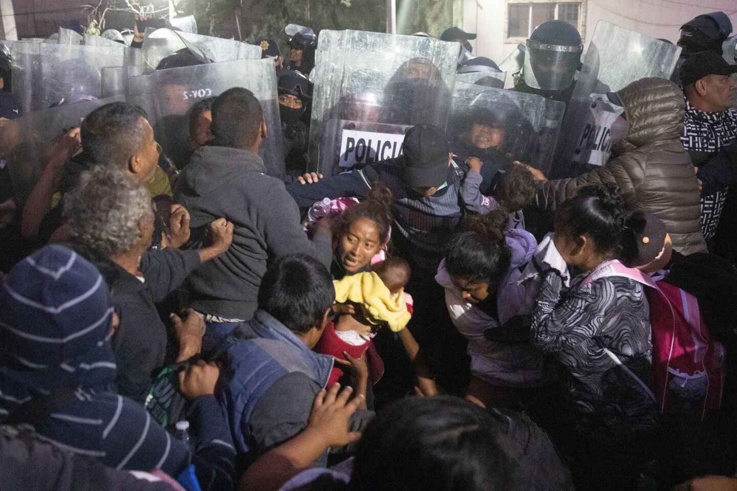 La Caravana Migrante se enfrentó a golpes con elementos de la Secretaría de Seguridad Ciudadana, cuando estos últimos les impidieron el paso, ya que pretendían llegar a la Basílica de Guadalupe.