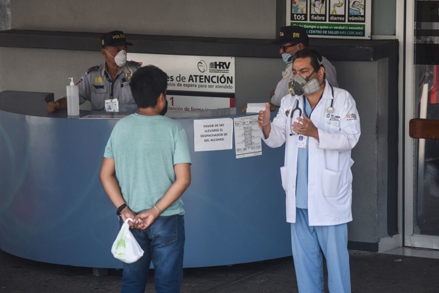 Un médico da indicaciones a un hombre con síntomas respiratorios que se presentó al Hospital General donde se reciben diversos casos sospechosos de COVID19, en la ciudad de Veracruz, México, el 28 de Marzo de 2020.