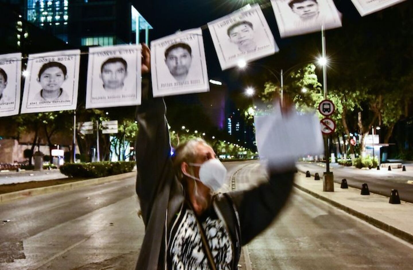 Organizaciones sociales y políticas, se reunieron en el Antomonnumento de Paseo de la Reforma a exigir el esclarecimiento de la desaparición de los 43 normalistas de Ayotzinapa