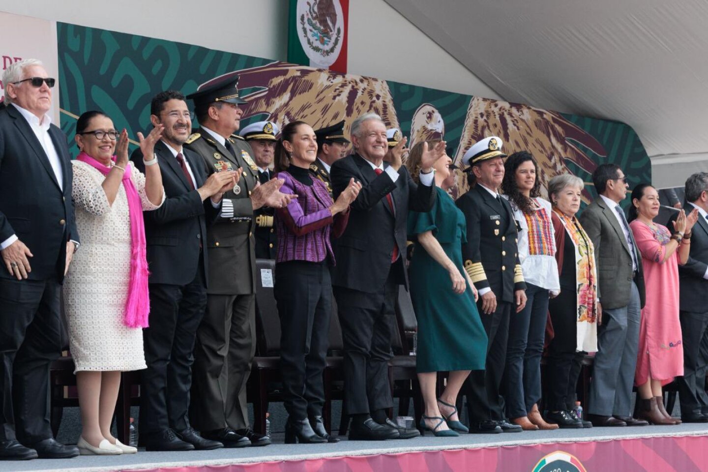 amlo desfile1.jpeg