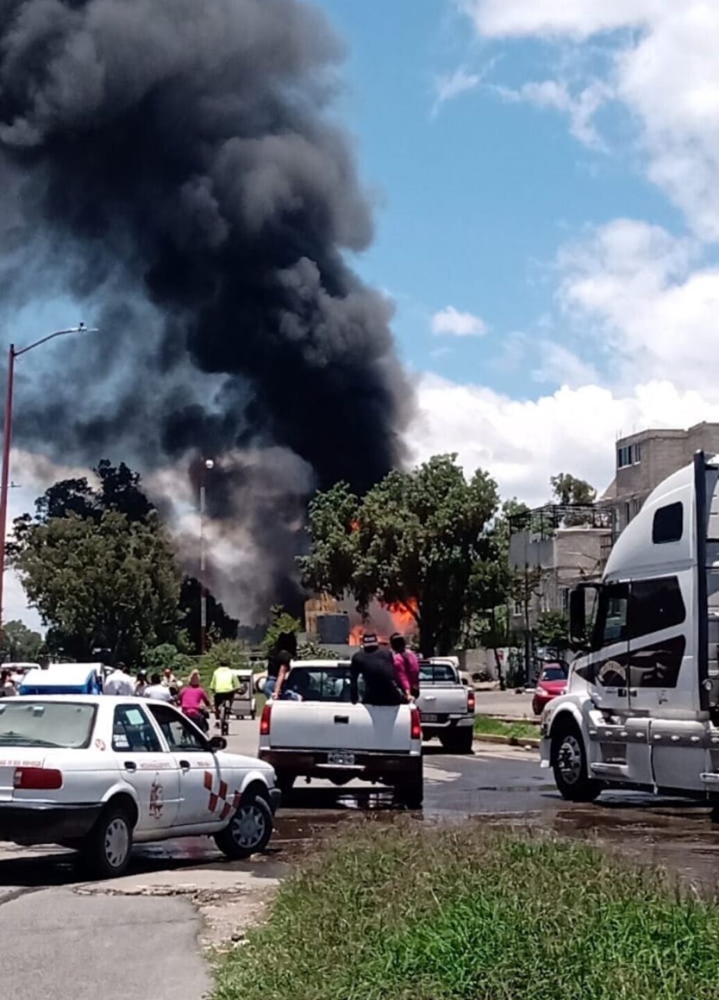 incendio-en-chicoloapan-inmueble-se-quema-cerca-de-la-central-de-abasto-2-921x1280