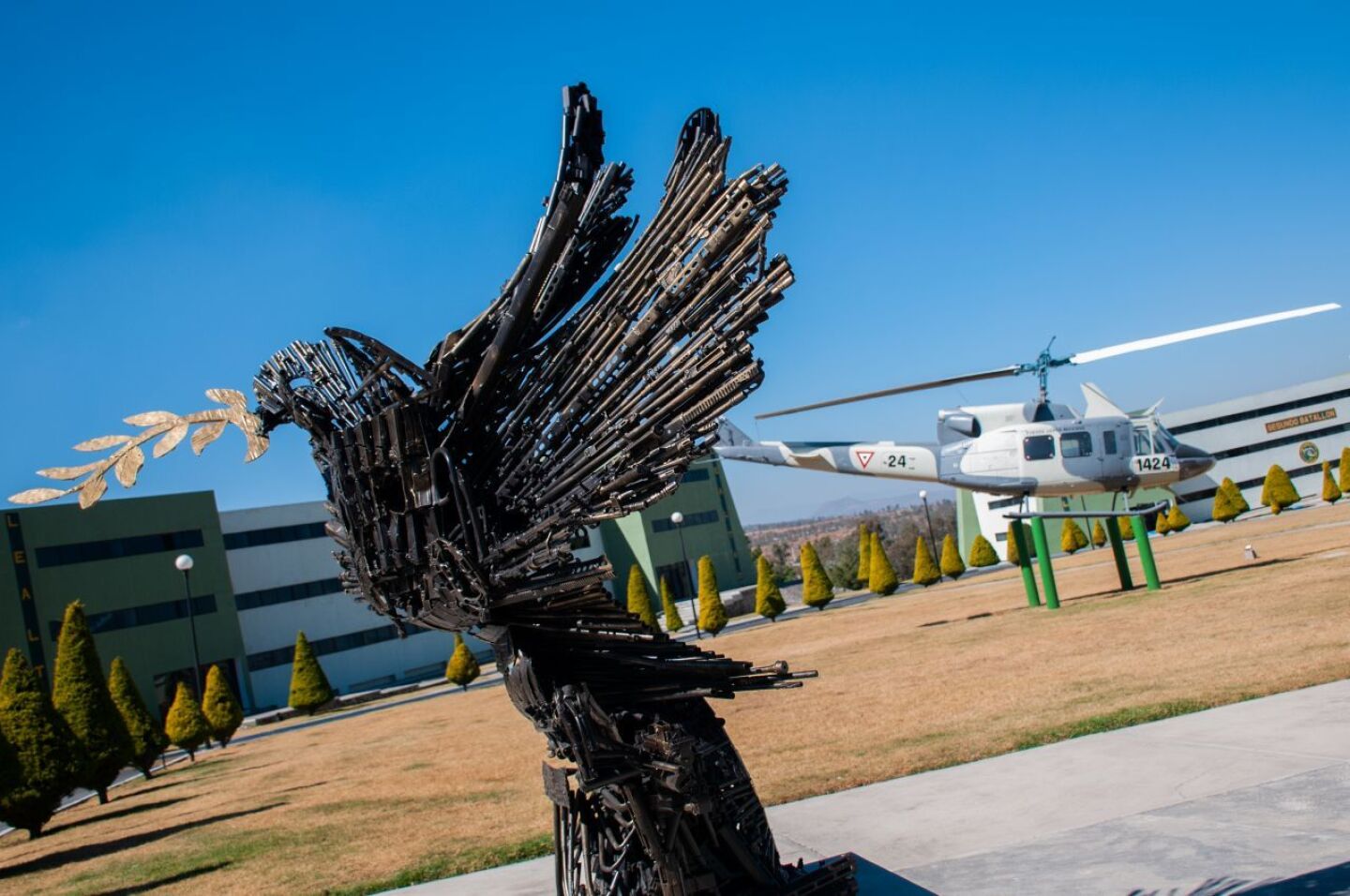 La pieza "Dualismo" muestra la figura de una paloma de la paz, la cual contiene elementos representativos de este grupo de élite del ejército.