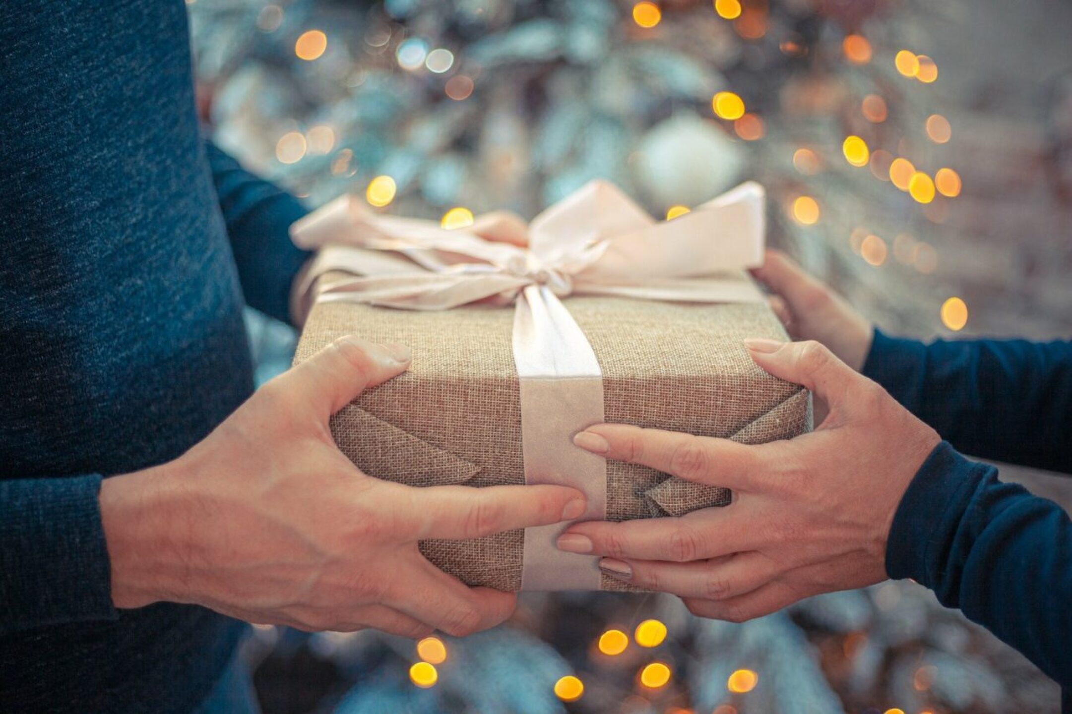 gift-4669449_1920-1280x853