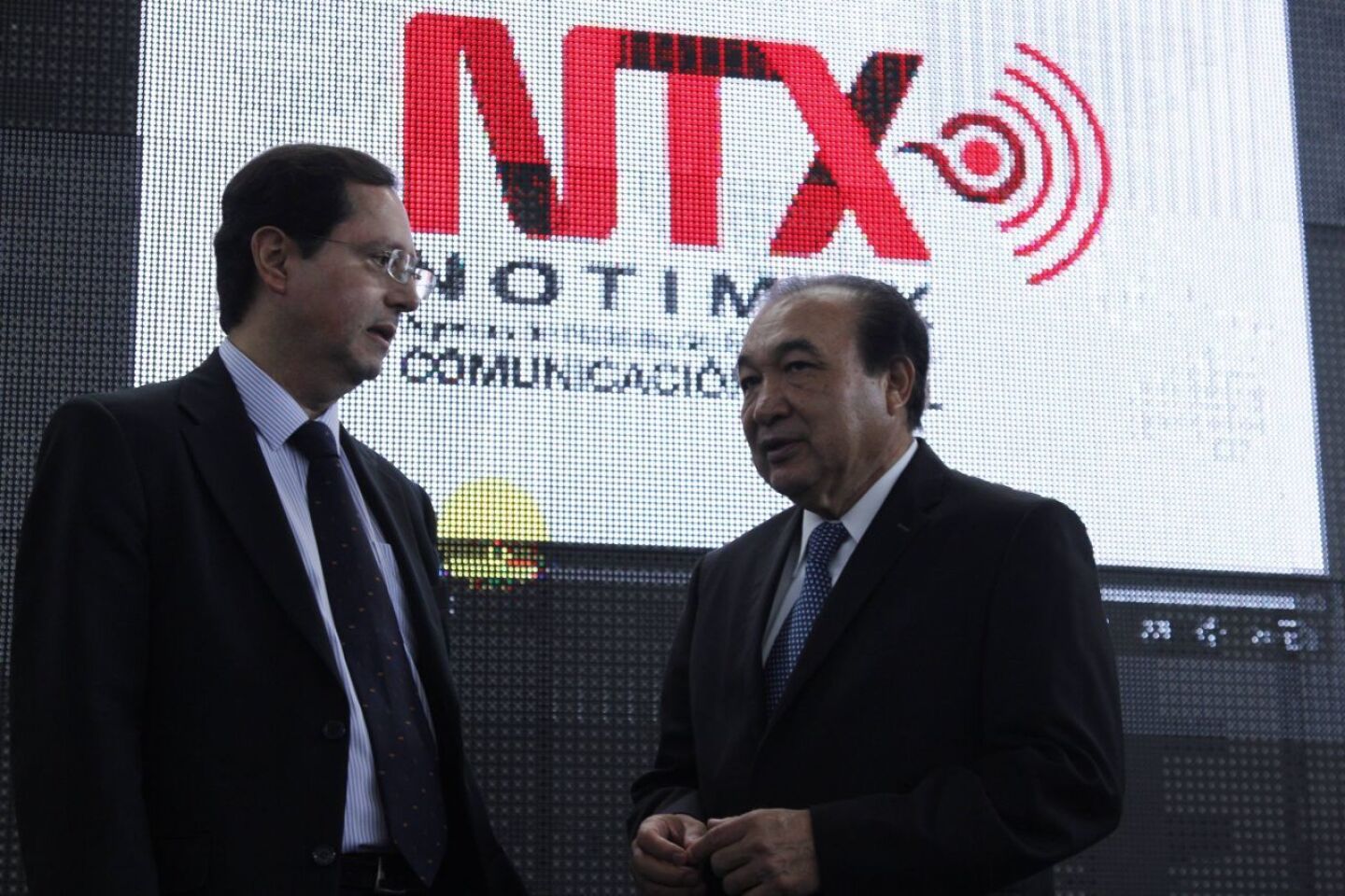 MÉXICO, D.F., 20AGOSTO2015.- Ernesto Villanueva Villanueva, integrante del Consejo Editorial Consultivo representante ante la Junta de Gobierno de NOTIMEX junto a Alejandro Ramos Esquivel Director General de Notimex durante el 47 aniversario de la Agencia de Noticias en la Biblioteca México. FOTO: ENRIQUE ORDÓÑEZ /CUARTOSCURO.COM