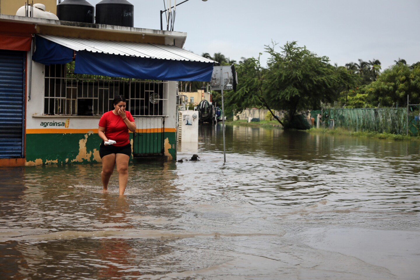 El huracán Blas causa lluvias "torrenciales" en el occidente de México