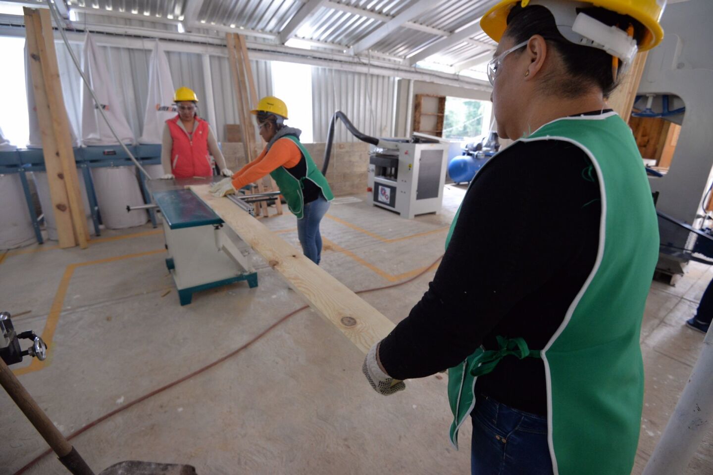 JILOTZINGO, ESTADO DE MÉXICO, 18JULIO2018.- Un grupo de mujeres originarias de Santa María Mazatla inició con el proyecto de la primer fabrica de muebles de madera conformada por mujeres, en donde han aprendido a lijar, cortar, pulir, cepillar y armar muebles. Un proyecto apoyando por CONAFOR y PROBOSQUE y la organización Trabajando por Jilotzingo, busca el desarrollo personal y profesional de las mujeres de la región. FOTO: ARTEMIO GUERRA BAZ /CUARTOSCURO.COM
