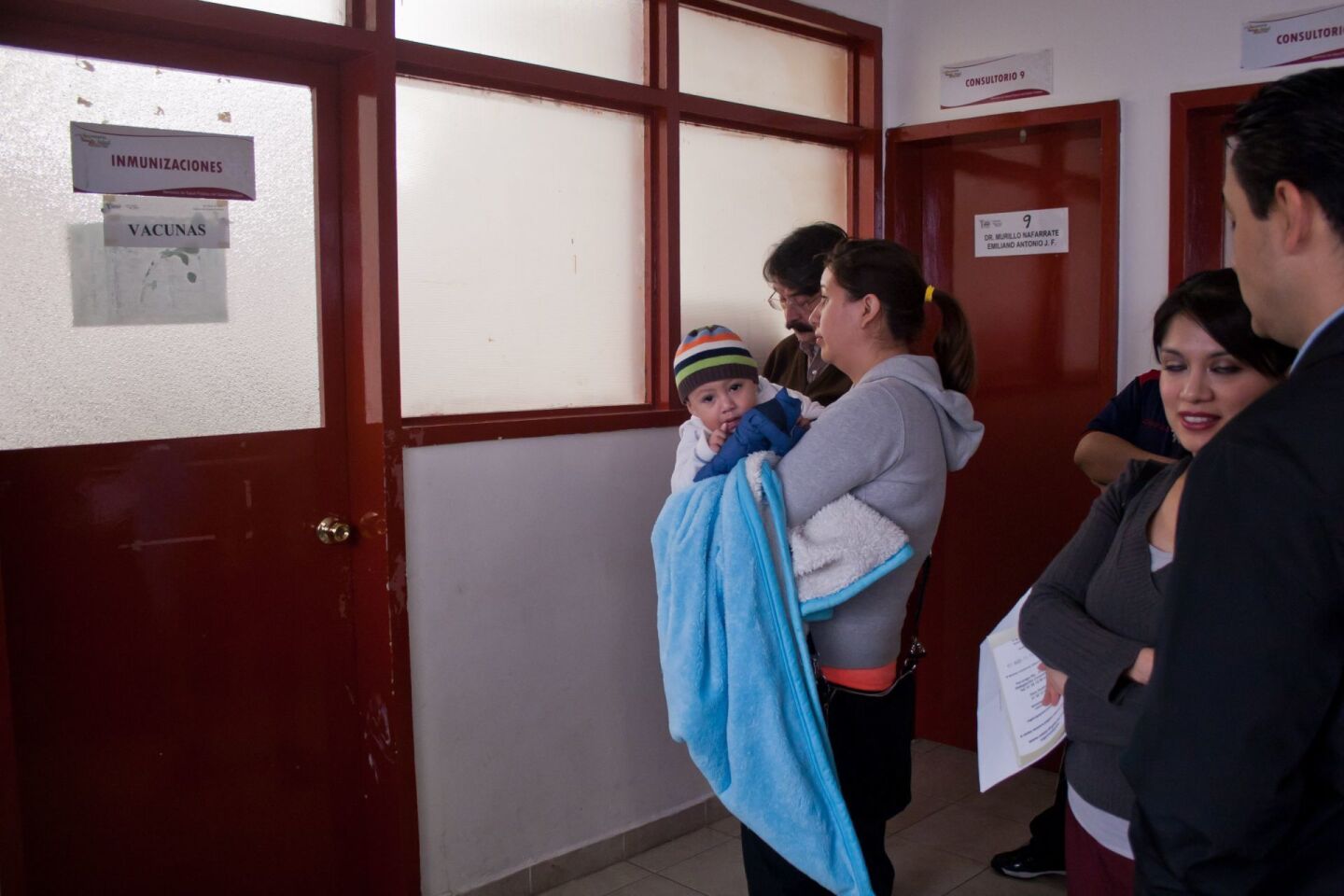 MÉXICO, D.F., 22JULIO2011.- Vecinos de la delegación Benito Juárez acuden a la Clínica Centro de Salud Mixcoac para vacunarse contra el sarampión, luego de que autoridades establecieron un cerco sanitario en dicha demarcación.FOTO: ISAAC ESQUIVEL/CUARTOSCURO.COM