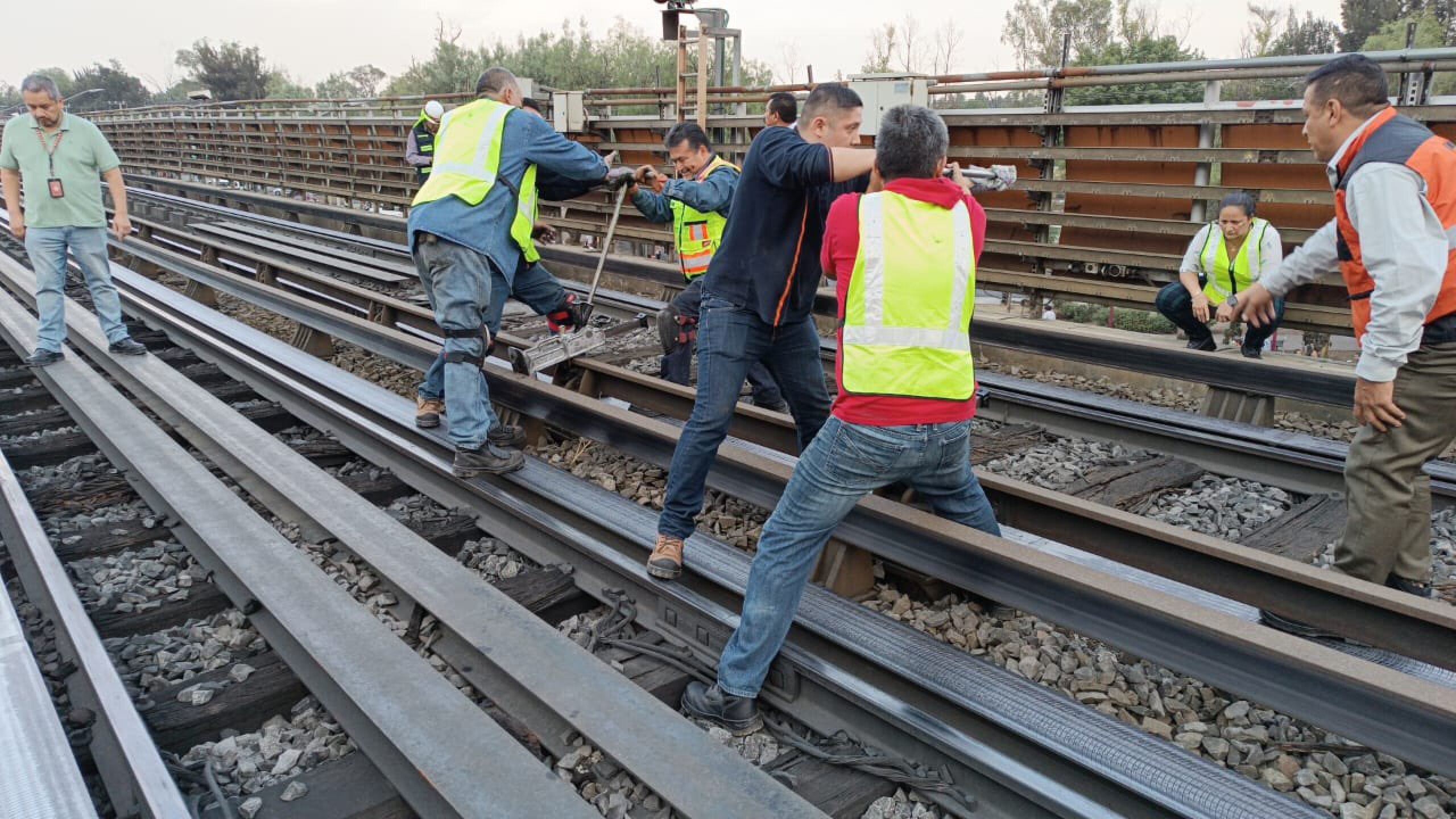 Personal del STC Metro en labores de revisión en la Línea B.