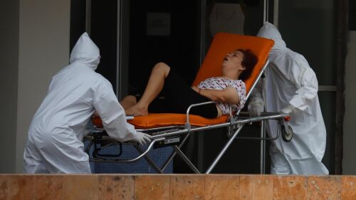 Al exterior del Área habilitada para atender pacientes con Coronavirus de el Hospital General "Dr. Agustín O'Horán", el día de hoy se pudo observar movimiento de traslados de pacientes que ingresaron y también trabajadores de las funerarias quienes ingresan para brindar el servicio a las personas que han perdido  algún familiar.