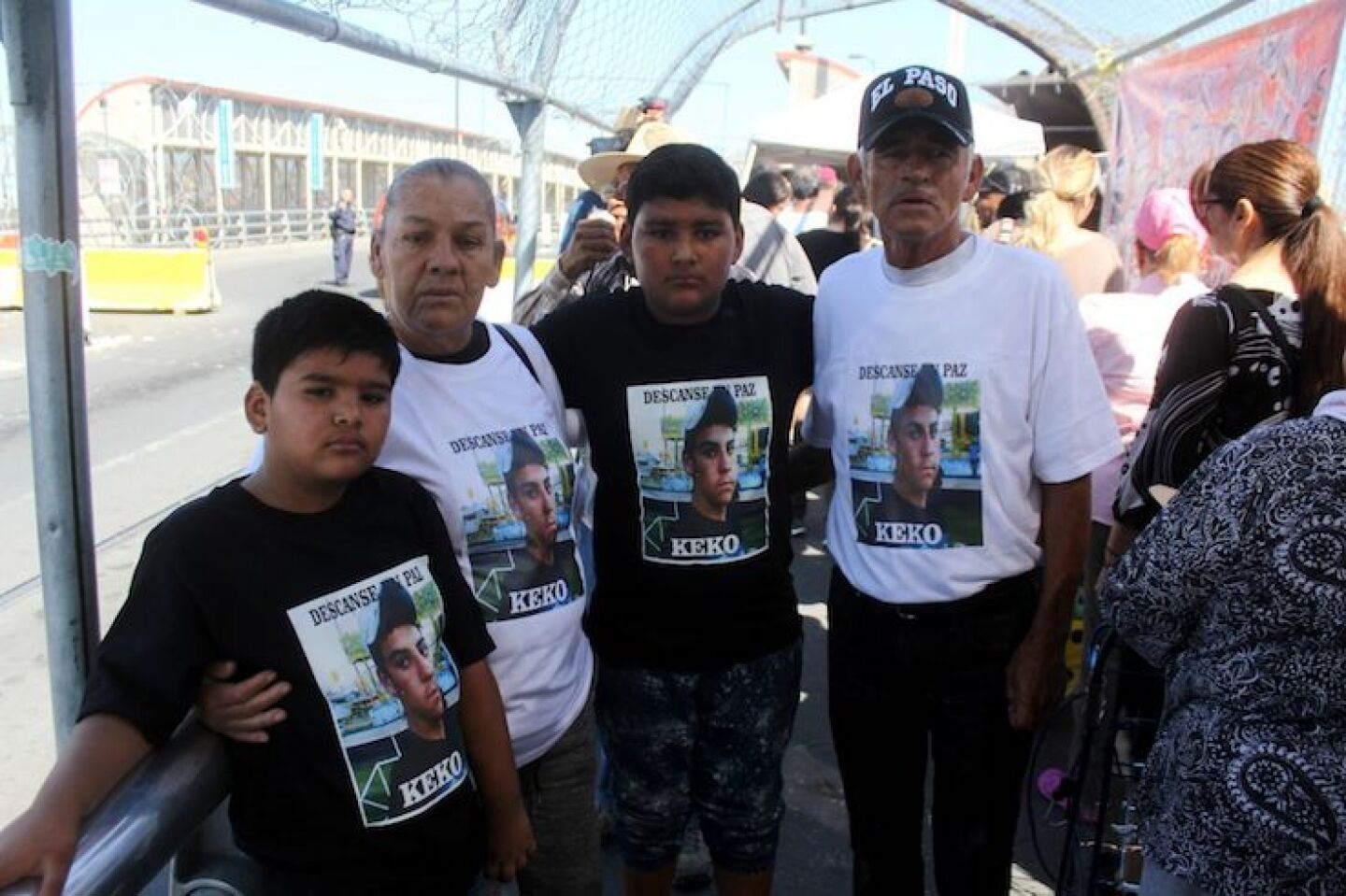 CIUDAD JUÁREZ, CHIHUAHUA, 28SEPTIEMBRE2019.- A nueve años del asesinato de Sergio Adrián Hernández Güereca por un agente de la Patrulla Fronteriza, familiares y amigos protestaron en la joroba del puente internacional Paso del Norte. Con camisas estampadas los padres, María Güereca Betancourt y Jesús Librado Hernández con la fotografía de Sergio Adrián y con la leyenda “Descanse en paz, Keko”, se apostaron en el cruce internacional, expresaron su inconformidad, incluso con un megáfono.FOTO: NACHO RUÍZ /CUARTOSCURO.COM