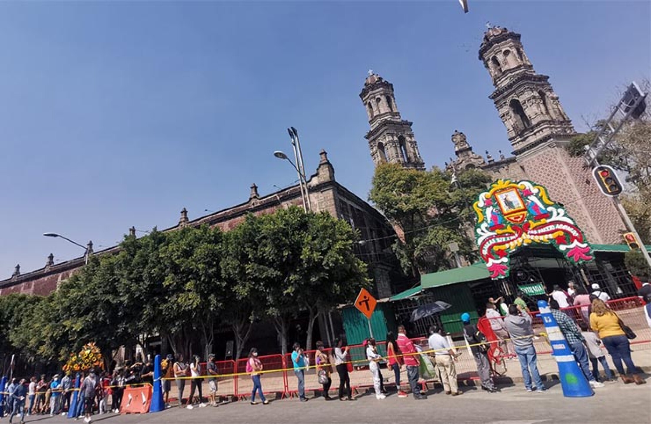 Cientos de creyentes de San Judas Tadeo esperaron cerca de una hora para ingresar al templo de San Hipólito, el día de mañana es la celebración anual de este santo, autoridades de la iglesia anunciaron que permanecerá cerrado para evitar aglomeracion