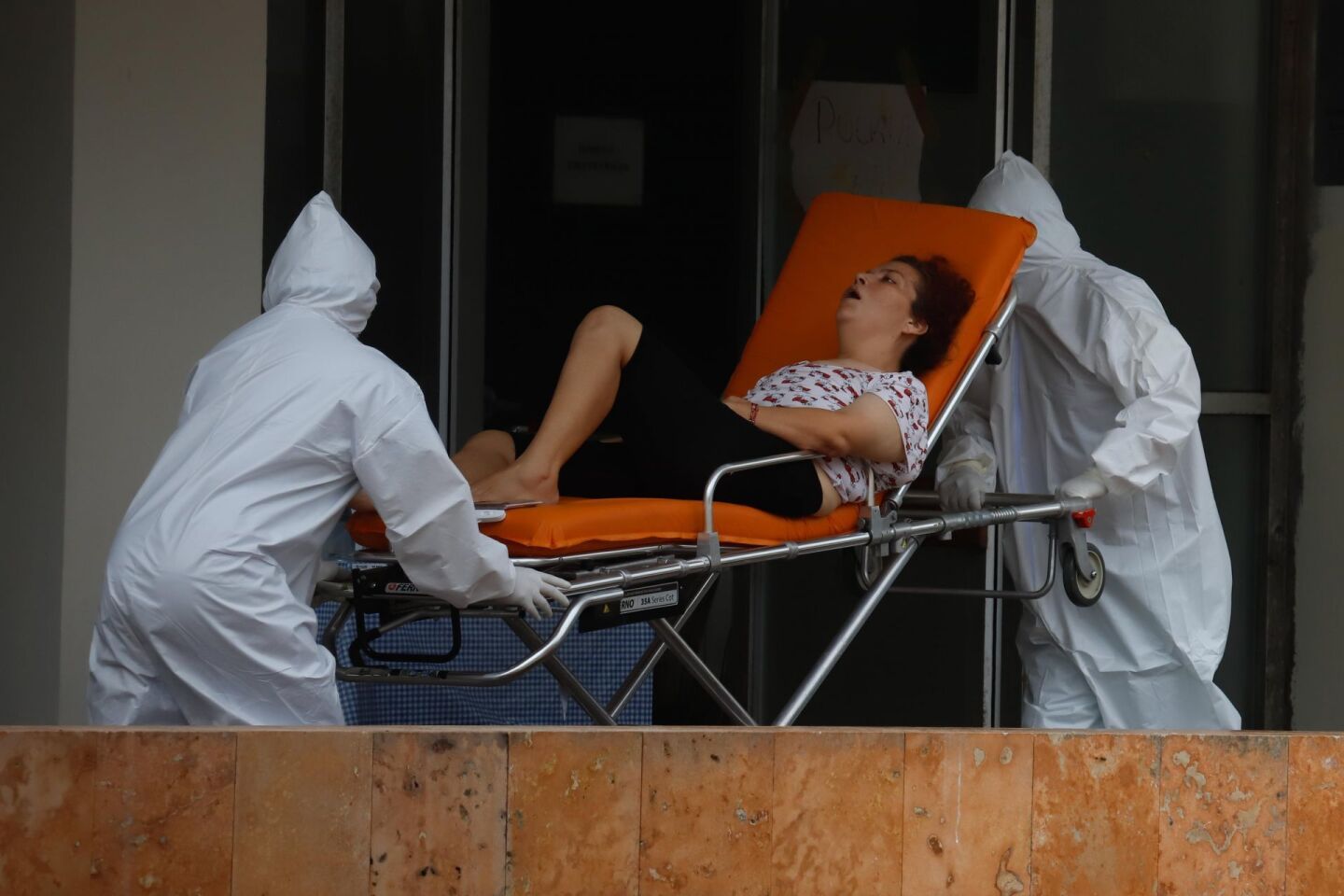 Al exterior del Área habilitada para atender pacientes con Coronavirus de el Hospital General "Dr. Agustín O'Horán", el día de hoy se pudo observar movimiento de traslados de pacientes que ingresaron y también trabajadores de las funerarias quienes ingresan para brindar el servicio a las personas que han perdido algún familiar.