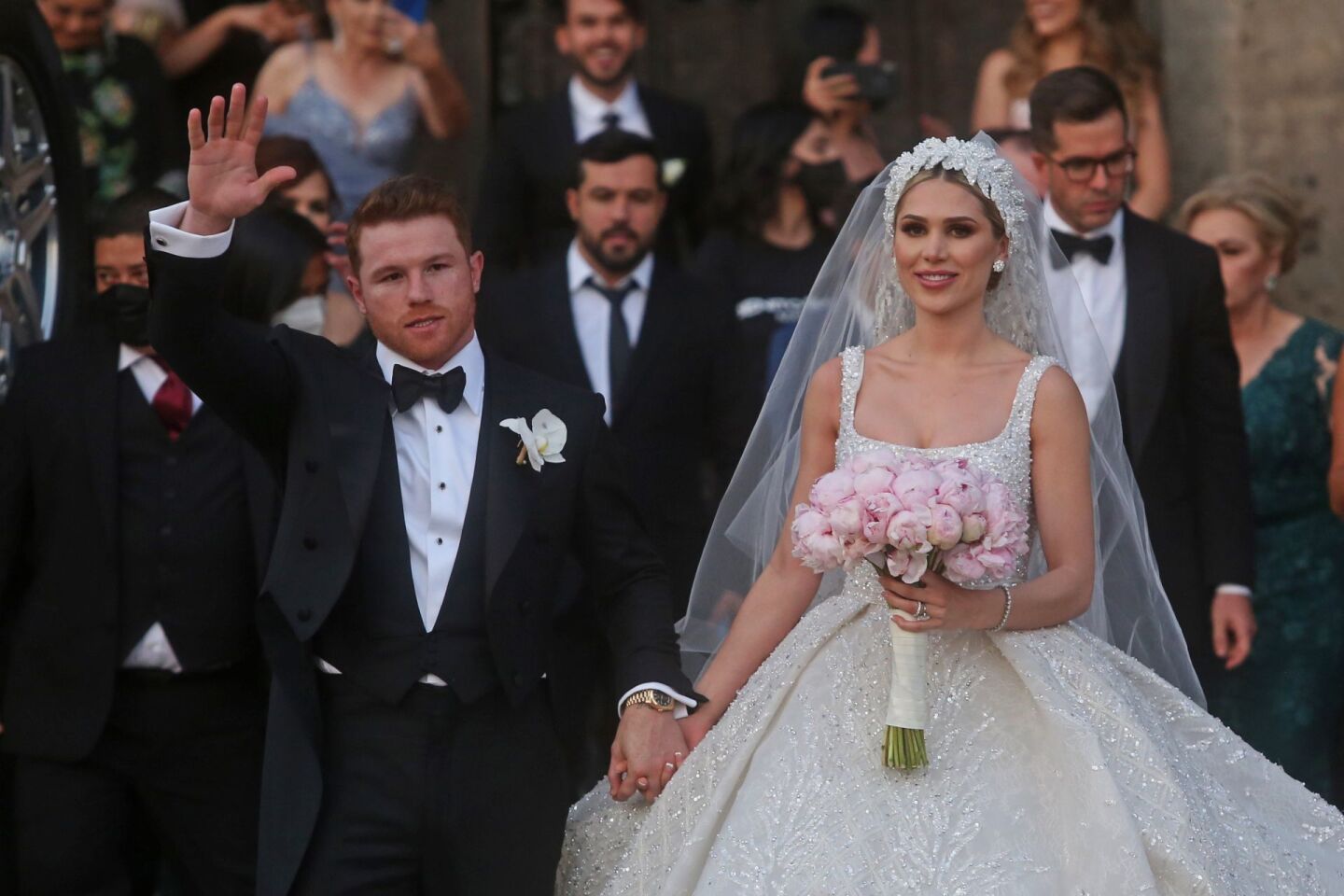 El Boxeador Saúl “Canelo” Álvarez y Fernanda Gómez saludan a los presentes, esto al final de la boda religiosa en la Catedral Metropolitana de Guadalajara.