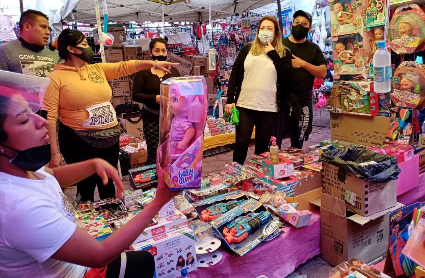 Capitalinos realizaron compras de juguetes para el Día de Reyes en el tianguis de las Torres