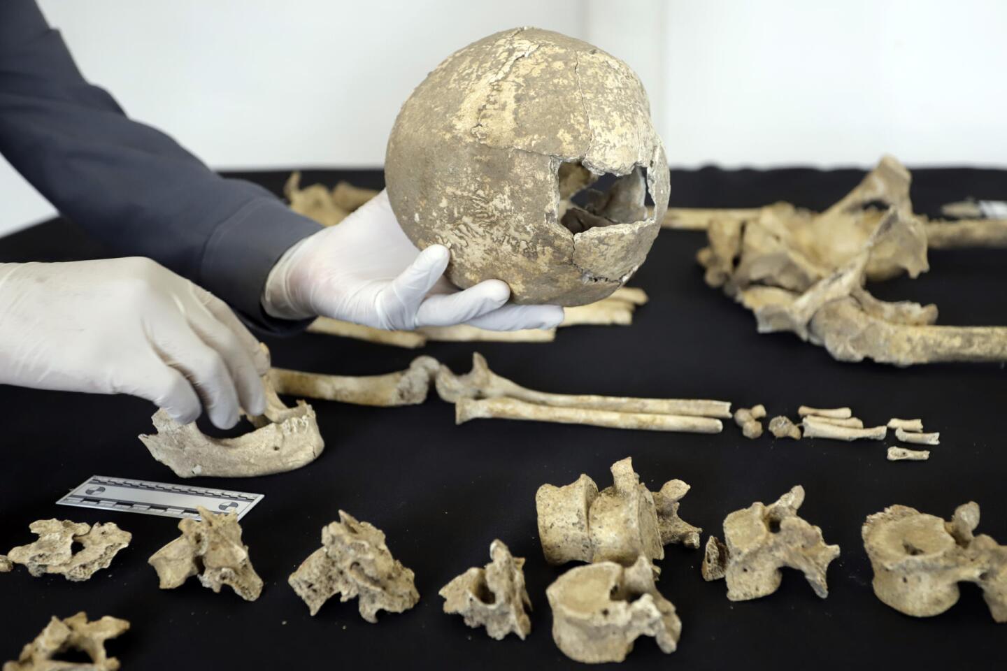 Descubren 11 entierros humanos, 1.000 piezas y un petrograbado en el centro de México