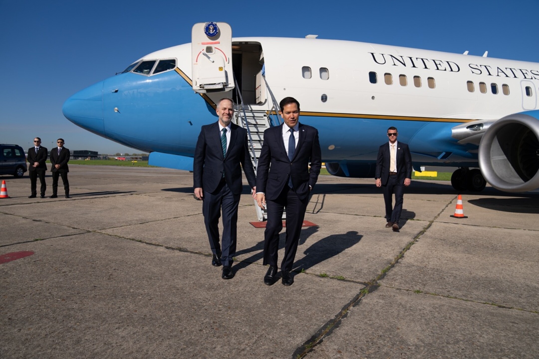 Secretario de Estado de Estados Unidos Marco Rubio bajando de un avión1.jpg