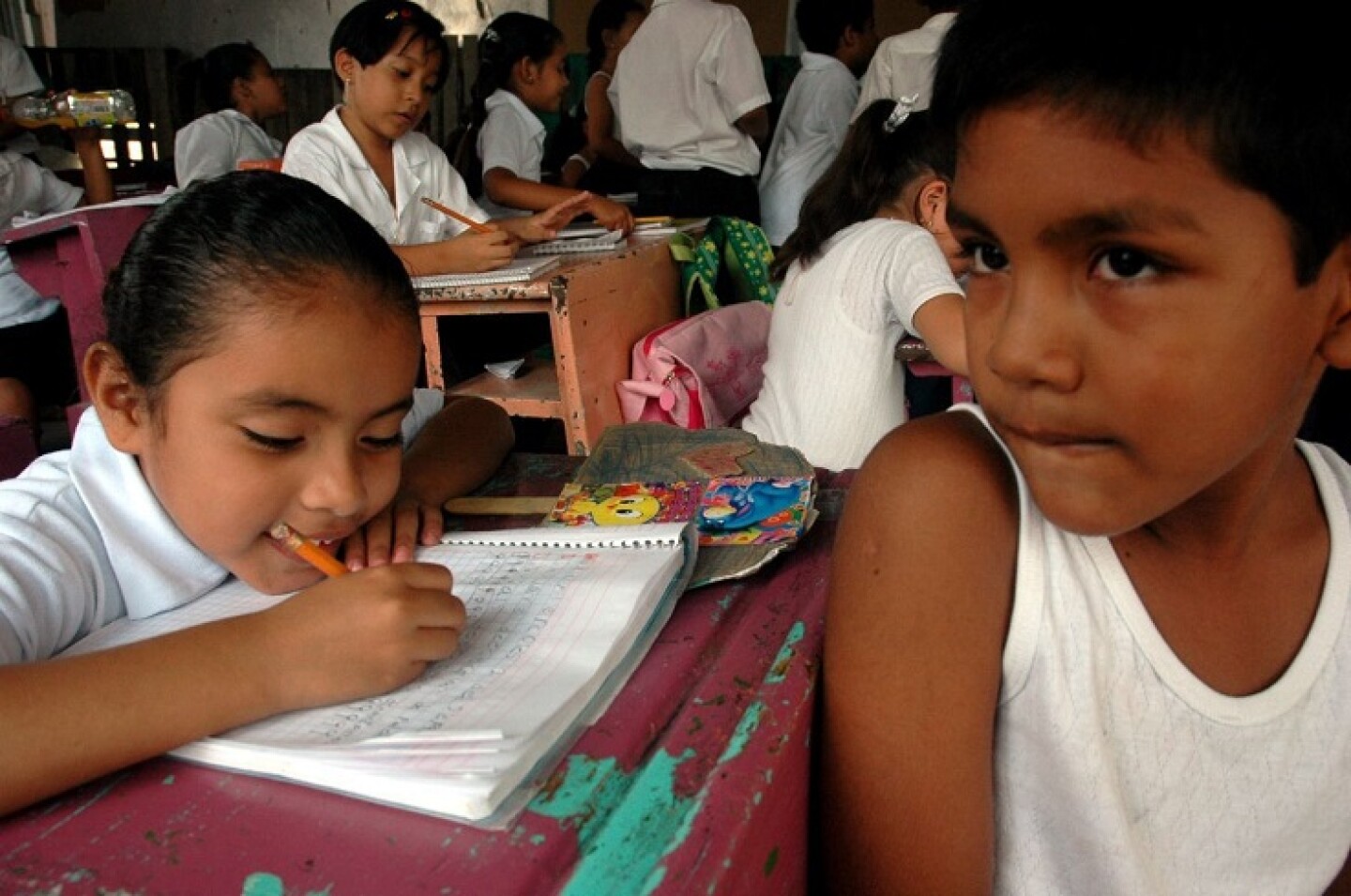 VERACRUZ, VERACRUZ, 12SEPTIEMBRE2009.- Durante estos tres últimos años se construyen las instalaciones de la escuela telesecundaria de la colonia Valente Díaz perteneciente a la congregación de Tejería, ubicada al norponiente de la ciudad de Veracruz. Por lo que durante estos tres ciclos escolares la escuela ha funcionado en la casa del campesino de Tejería, donde se habilitaron dos salones ocupando parte de la edificación y se construyeron ex profeso cuatro aulas de madera y lamina. Con mobiliario donado por la facultad de medicina de la Universidad Veracruzana y solo dos televisores, propiedad, de los profesores.  Se imparte clases a ciento ochenta alumnos. La escuela con clave estatal 30ETV030078Z hasta este momento no tiene nombre oficial.FOTO: JOSÉ CANDELARIO/CUARTOSCURO.COM