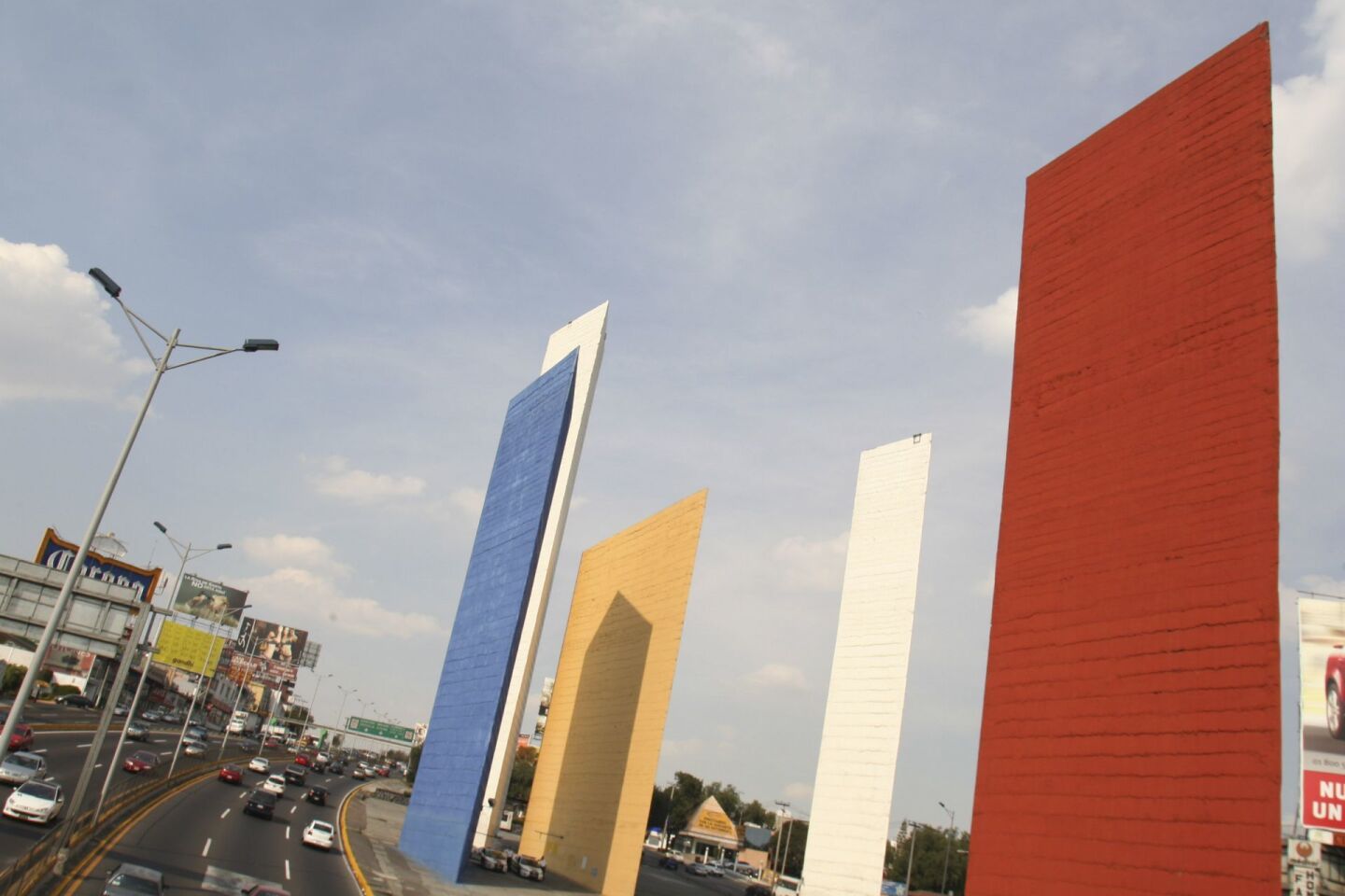 NAUCALPAN, ESTADO DE MÉXICO, 21NOVIEMBRE2012.- La Secretaría de Educación Pública (SEP) emitió dos decretos en los que se declara monumentos artísticos al conjunto conocido como las Torres de Satélite y al inmueble del Museo Diego Rivera Anahuacalli. Los documentos, publicados hoy en el Diario Oficial de la Federación, señalan que de conformidad con el Plan Nacional de Desarrollo 2007-2012, el patrimonio artístico de la nación debe preservarse e incrementarse, protegiendo los bienes que constituyen la riqueza cultural de México. Las Torres de Satélite, ubicada en Boulevard Manuel Ávila Camacho s/n, Ciudad Satélite, municipio de Naucalpan de Juárez, Estado de México, es una obra representativa del movimiento artístico de integración plástica desarrollada en 1957 en México por el arquitecto Luis Barragán, en coautoría con el artista plástico Mathías Goeritz y el pintor Jesús Reyes Ferreira.FOTO CUARTOSCURO.COM