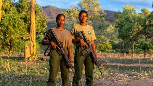 Hope Ngulube, a la izquierda, y Rodah Chiawa, miembros del equipo especializado K9, posan mientras descansan de una sesión de adiestramiento canino en el parque nacional del Bajo Zambeze. Foto: Harry Vlachos/The Guardian