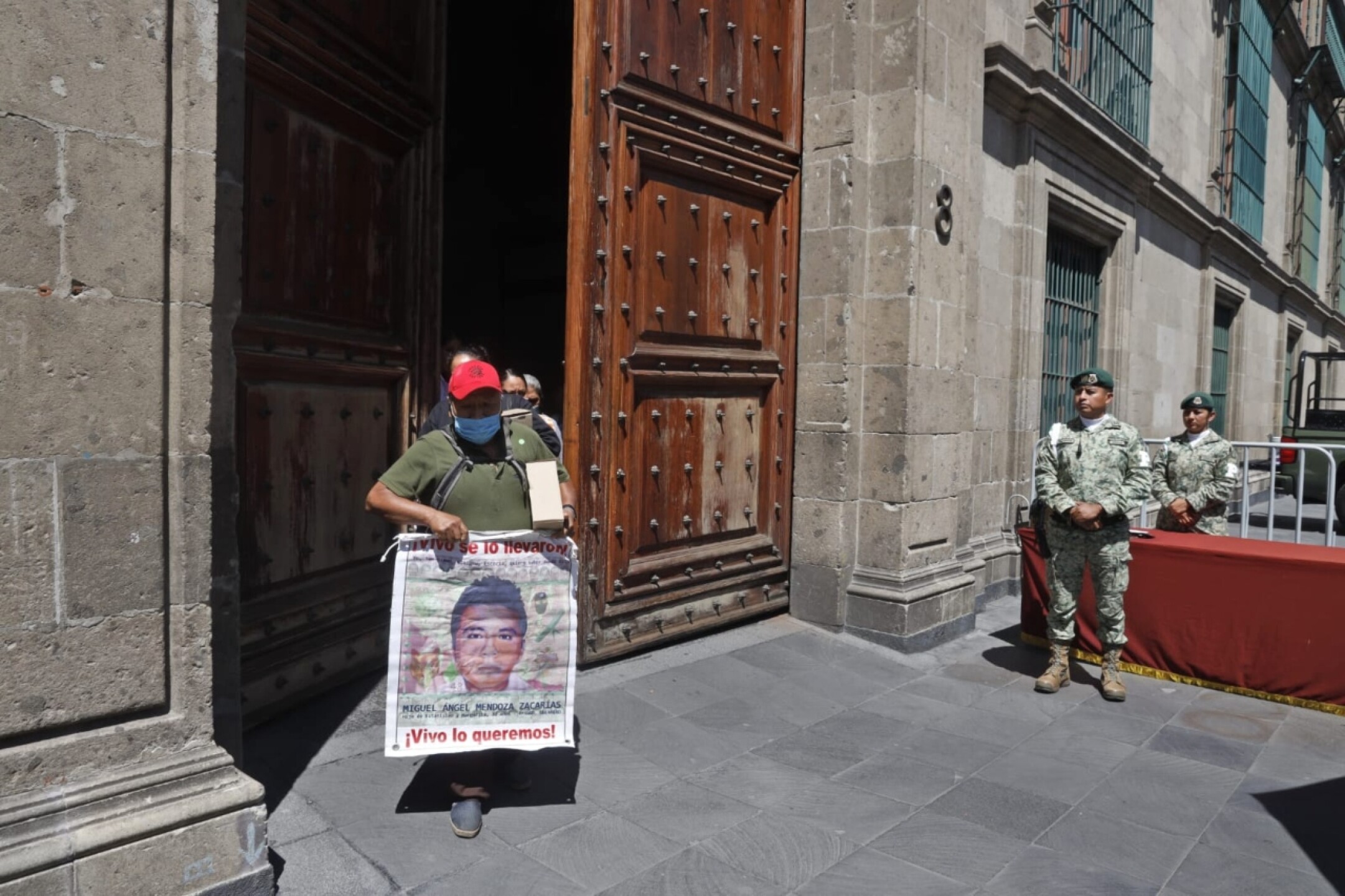 padres-ayotzinapa-palacio-nacional