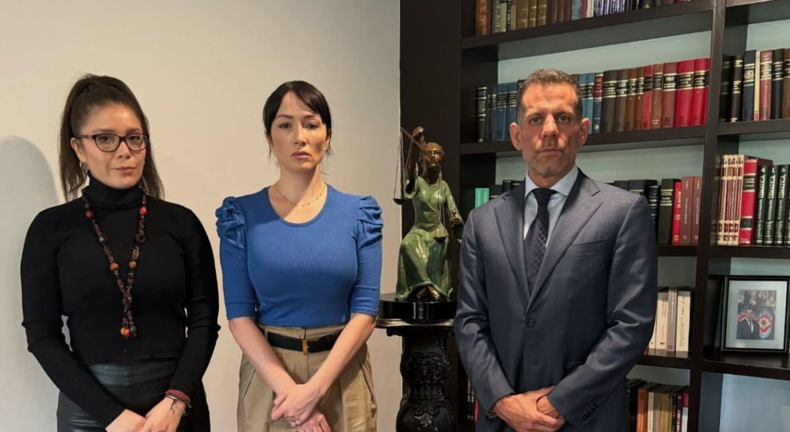 laura-vignatti-con-sus-abogados