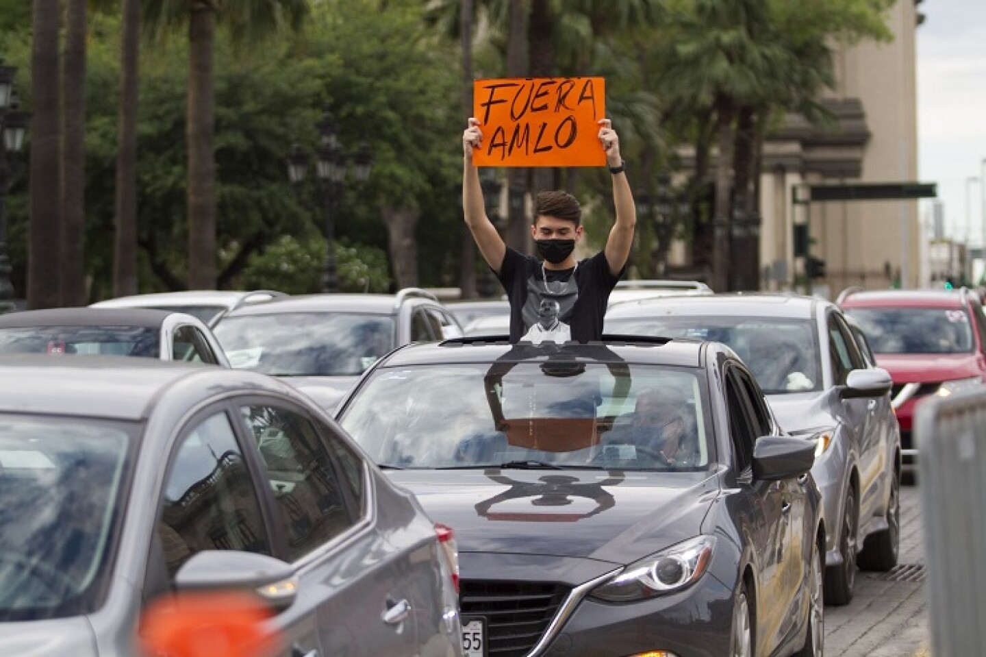 MONTERREY, NUEVO LEÓN, 30MAYO2020.- Cientos de automovilistas realizaron una caravana por las principales calles del centro de Monterrey para manifestarse contra Andrés Manuel López Obrador. El contingente fue organizado por el Frente Nacional Anti AMLO (FRENA).FOTO: GABRIELA PÉREZ MONTIEL / CUARTOSCURO.COM
