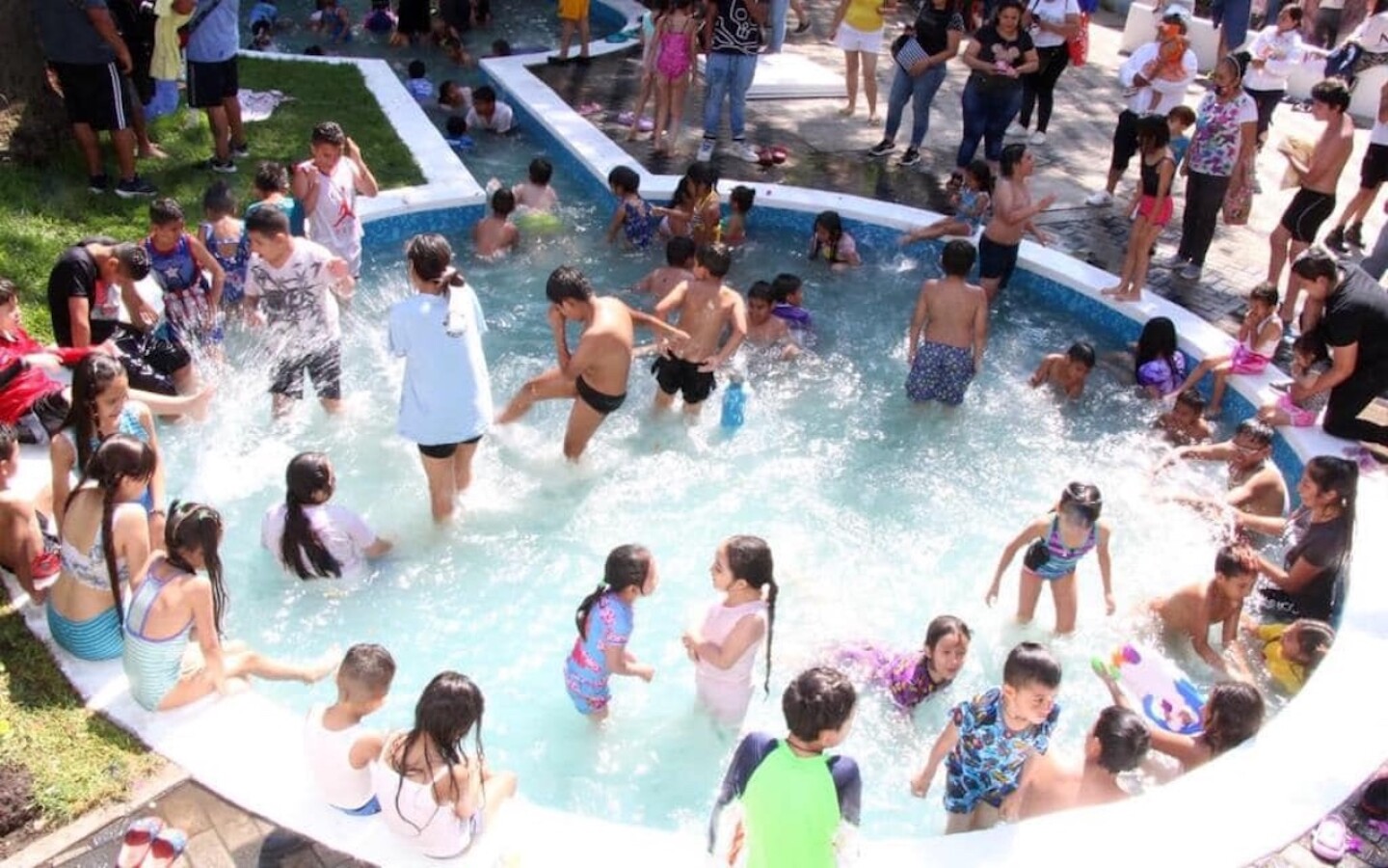 sabado-de-gloria-el-parque-acuatico-la-ballenita-cdmx