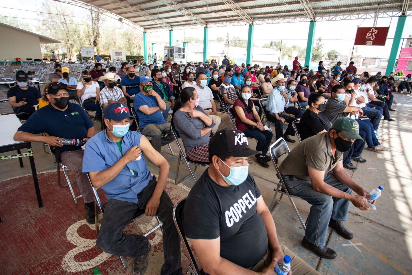 Ciudadanos esperan su turno para ser inmunizados en el módulo de vacunación del municipio de Morelos, Zacatecas.