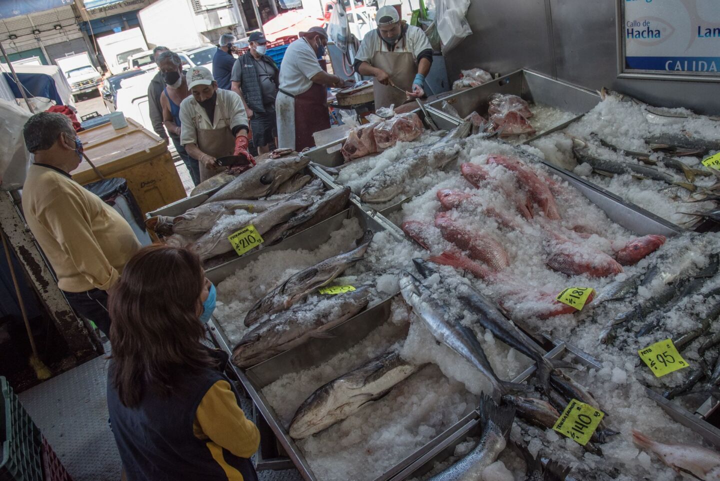 Personas asisten a realizar sus compras en el mercado "La Nueva Viga: Pescados y Mariscos" una vez iniciada la temporada de cuaresma.