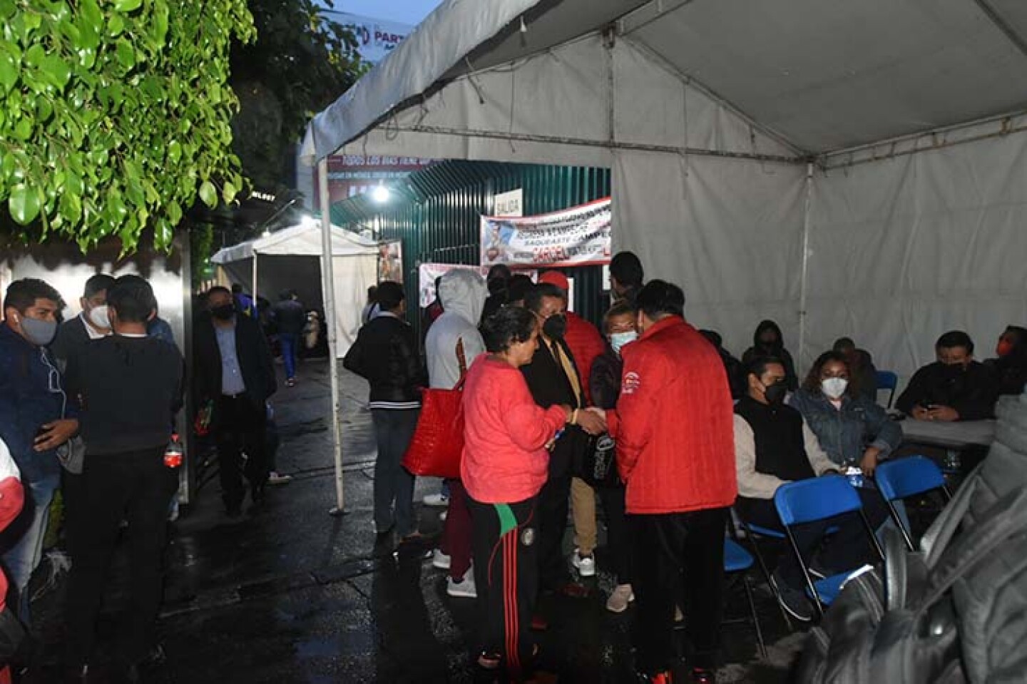 Militantes priista se manifiestan afuera del PRI.