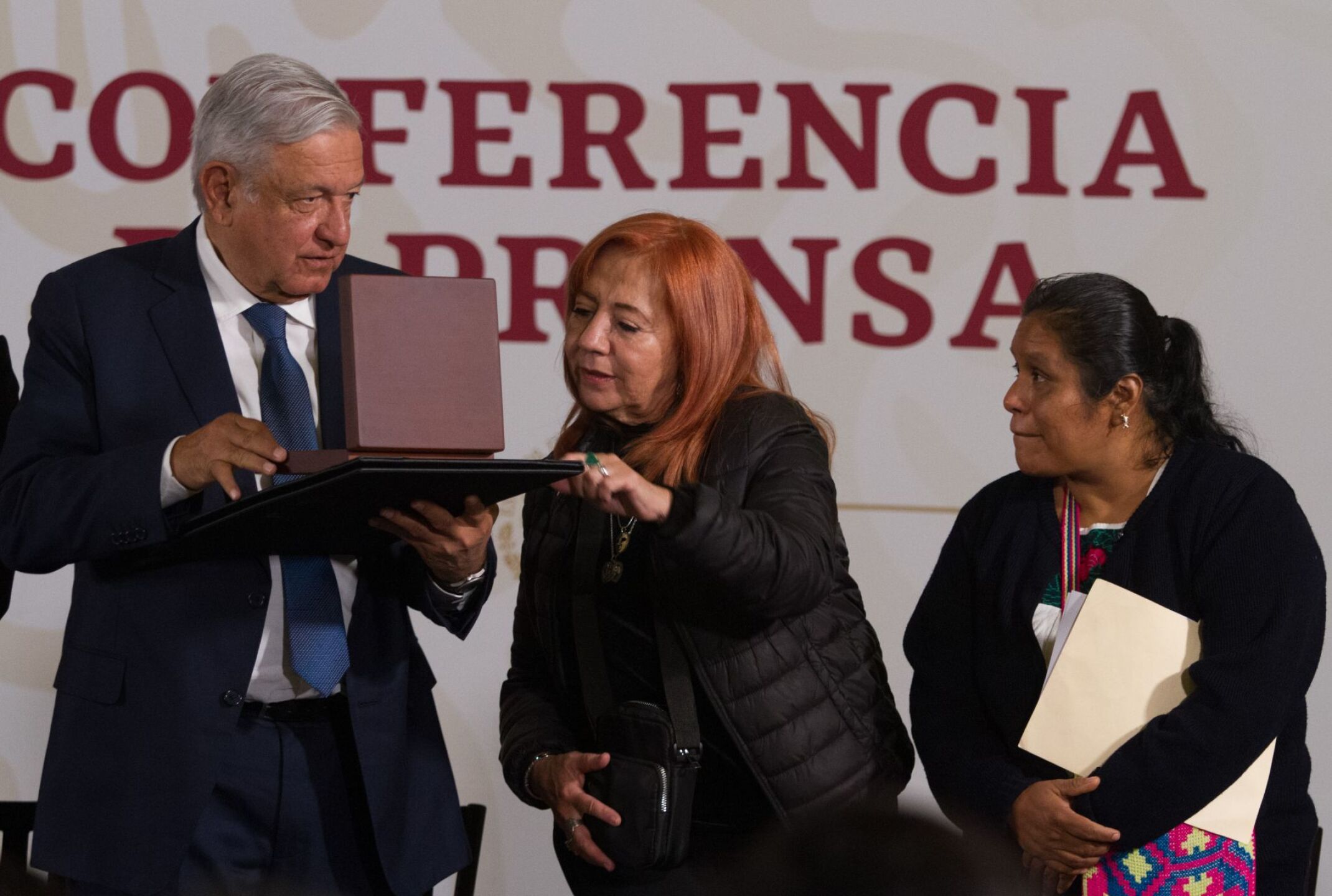 Andrés Manuel López Obrador, presidente de México, acompañado de la titular de la CNDH, Rosario Piedra Ibarra, durante la entrega del premio Derechos Humanos 2019
