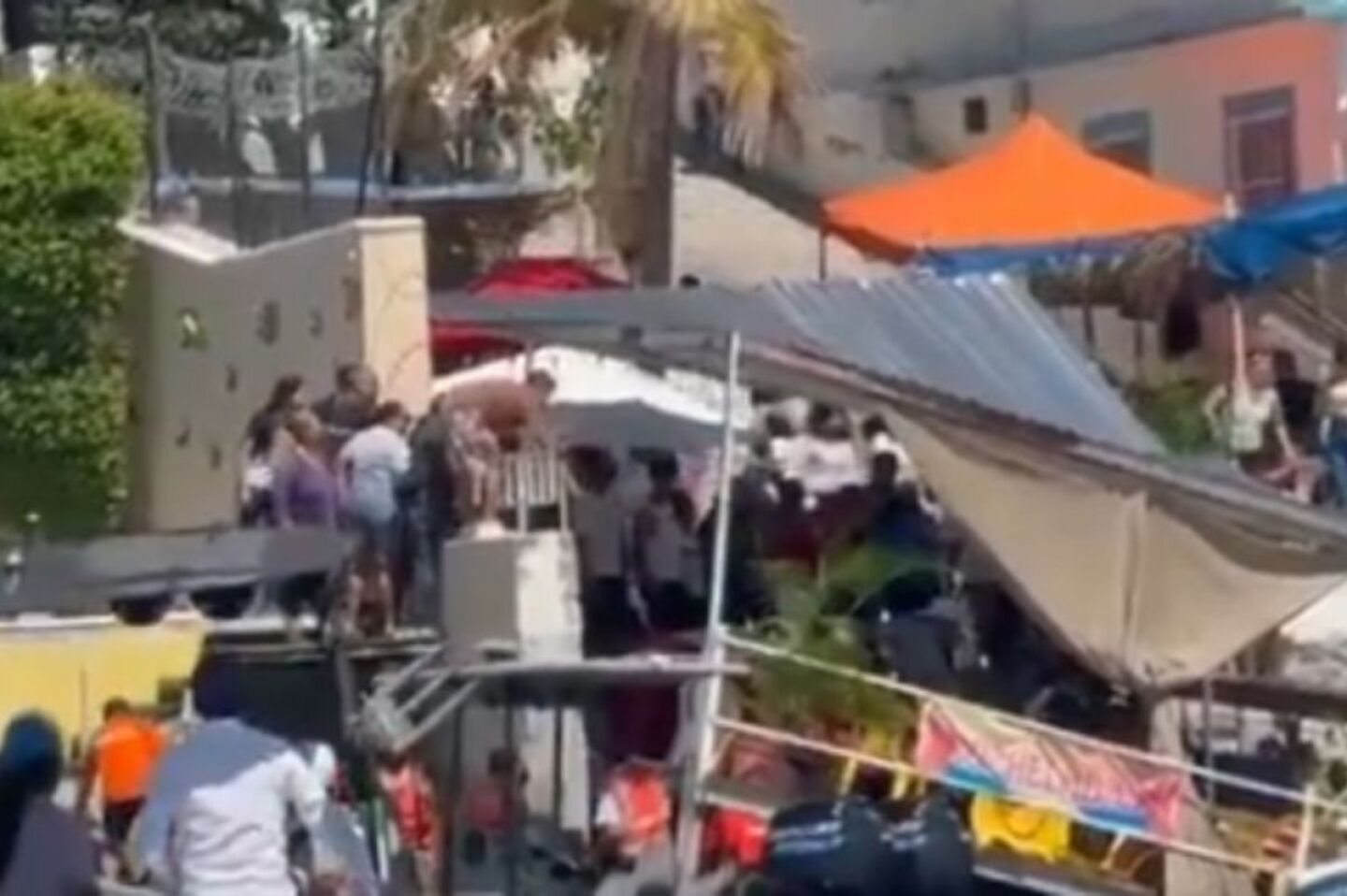 colapsa-muelle-en-restaurante-de-lago-tequesquitengo-durante-espectaculo-30-personas-cayeron-al-agua