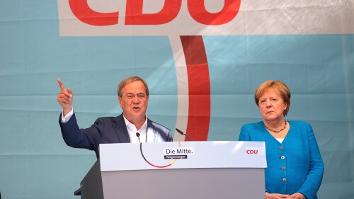 Merkel exprime el último minuto de campaña por Laschet, al cierre de su "era"