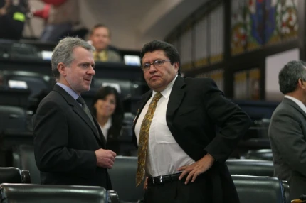 MEXICO, D.F. 07DICIEMBRE2006.- Los senadores Santiago Creel Miranda y Ricardo Moreal durante la sesión en el senado de la República.FOTO: NELLY SALAS/CUARTOSCURO.COM