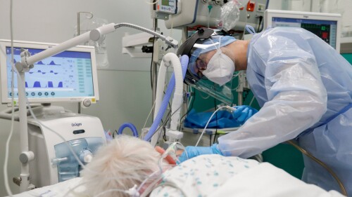 cama intubado paciente coronavirus hospitalización, hospital, urgencias