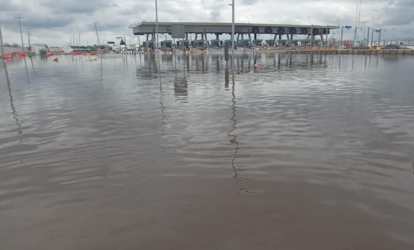 inundaciones-en-el-circuito-exterior-mexiquense-hoy-cierres-en-edomex
