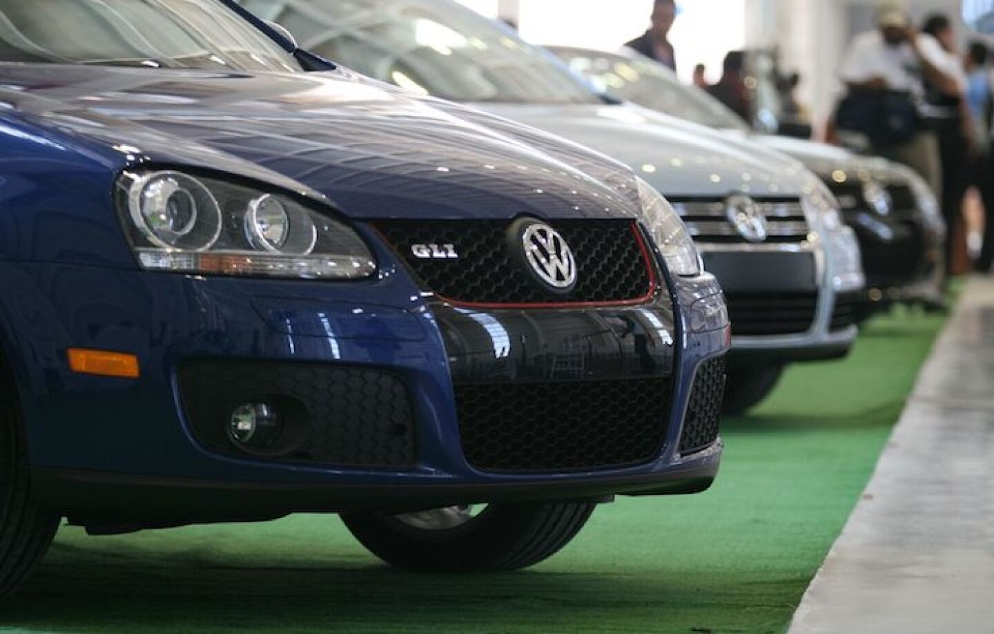 PUEBLA, PUEBLA, 20JULIO2009.- Esta medio día  con la presencia del Presidente de México y  Otto Linder, Presidente del Consejo Ejecutivo de Volkswagen de México, se dio a conocer la Ampliación de la Planta Oriente de esta compañía automotriz y donde también se anuncio la nueva producción del Auto Bicentenario.FOTO: GUILLERMO PEREA/CUARTOSCURO.COM