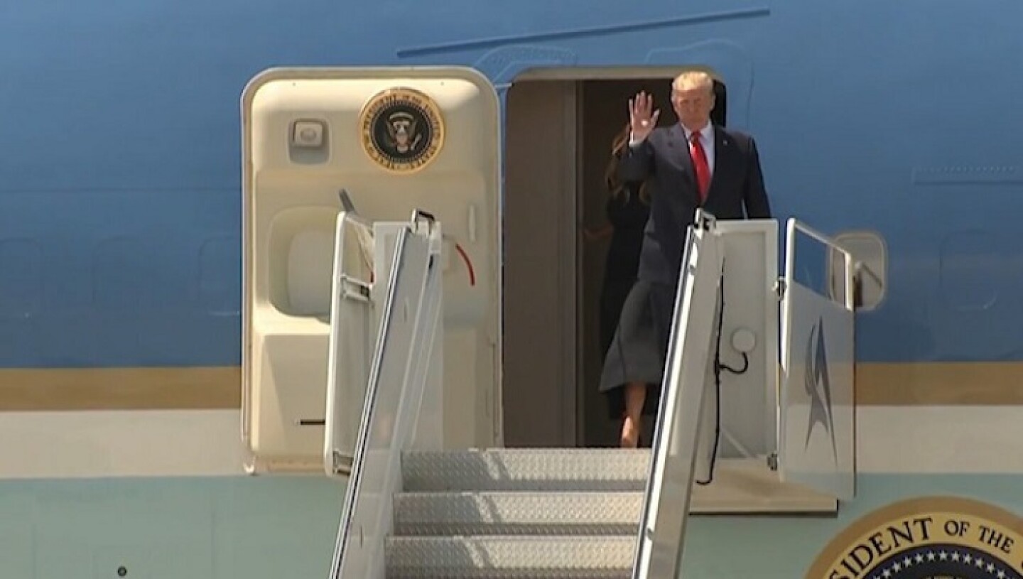 El PASO, TEXAS, 07AGOSTO2019.- A  su llegada al estado de Texas, el presidente Donald Trump fue recibido con protestas durante su reunión con familiares de las personas afectadas por el tiroteo en un Walmart de la entidad texana. El mandatario no tuvo ningún acercamiento con los manifestantes, y toda reunión fue realizada a puerta cerrada.FOTO: CUARTOSCURO.COM