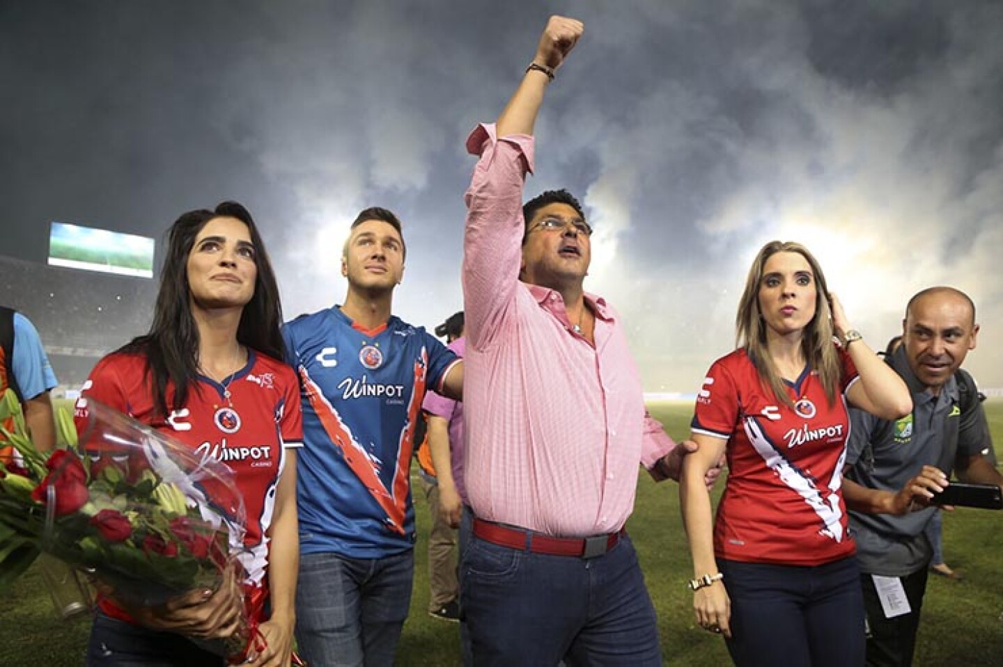 VERACRUZ, VERACRUZ, 15ENERO2016.- Primer partido en casa para los Tiburones Rojos en el Torneo Clausura 2016, miles de aficionados se dieron cita en el estadio Luis Pirata Fuente para apoyar a su equipo incluyendo familiares de las víctimas del trágico